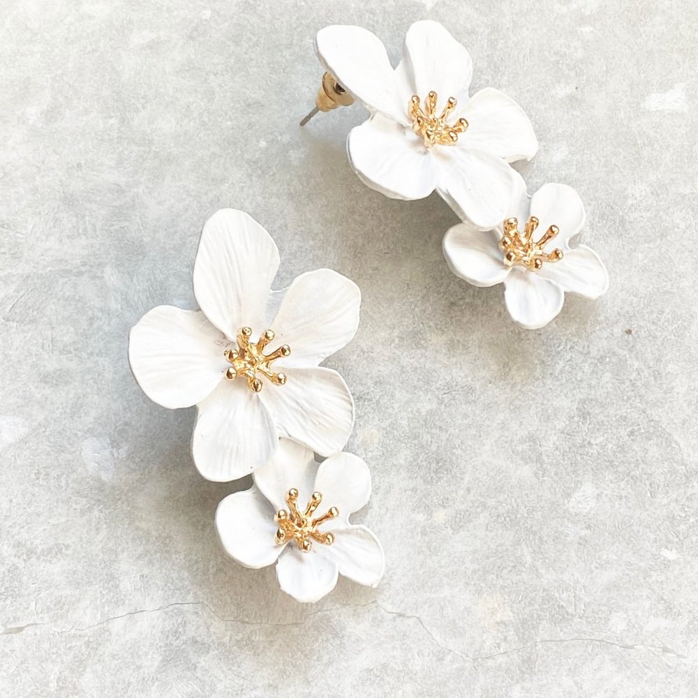 NEW Flower stud earrings in matte white - Picture 2 of 8